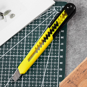 Mini cuchillo utilitario portátil de 18 mm con hoja de acero inoxidable y mango de plástico amarillo para cortar papel y cartón - Product Image 4