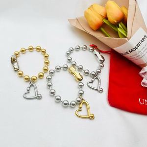 Joyería al por Mayor AB, Brazalete de Corazón para Mujer <span class=keywords><strong>Uno</strong></span> 50, Acero Inoxidable Chapado en Oro, Brazalete con Bola Grande de 10 mm y Dije de Corazón - Product Image 1