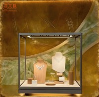 Vitrine à bijoux personnalisée : murale et autoportante avec design en pierre dégradée et ligne dorée pour zone de bijouterie haut de gamme