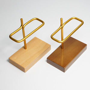 Support en bois pour filtres à café V60, base en métal doré, pour le rangement des filtres - Product Image 1