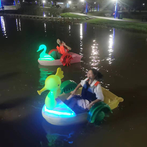 Barca a Remi in Plastica Colorata con Luci per Bambini, Attrezzatura da Piscina - Product Image 2