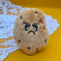 Porte-clés en peluche pomme de terre de dessin animé M Gift, pendentif pomme de terre en peluche à expression amusante, décoration souple pour sac à dos, cadeau en gros