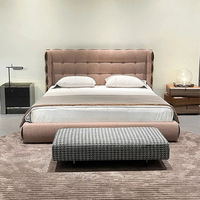 Lit bas en tissu de style italien minimaliste, modèle tendance pour chambre principale, lit double avec tête de lit en forme de biscuit de style princesse