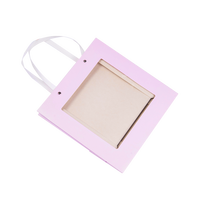 Sac en papier kraft personnalisé de luxe pour les ensembles de cadeaux de carte de soins de la peau cosmétiques parfum sac à provisions recyclé au design personnalisé moderne