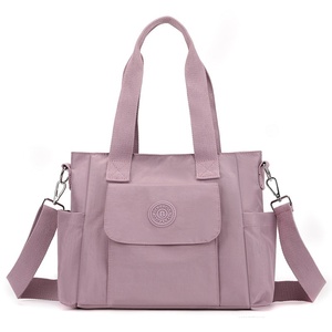 Sac fourre-tout en nylon durable, sac à bandoulière multi-poches, sac à main imperméable, sac messager décontracté pour tous les jours - Product Image 1