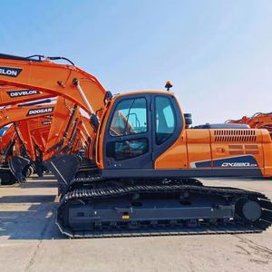 Excavatrice sur chenilles de taille moyenne DEVELON DX220LC, haute efficacité, moteur/pompe hydraulique puissant pour les travaux d'infrastructure - Product Image 1