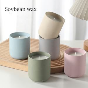 Vente en gros de pots à bougies en céramique nordique personnalisés Bougies en <span class=keywords><strong>cire</strong></span> de soja biologique Bougies aromatiques de luxe émaillées mates avec couvercle - Product Image 2