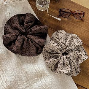 Accessoires de coiffure pour femmes, imprimés léopard vintage personnalisés, élastiques en tissu, chouchous pour femmes - Product Image 4