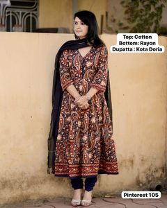 Ropa étnica lista para usar para mujer para el aspecto de Pinterest Modelo Kurta - Product Image 3