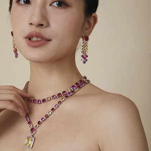 Collier ras du <span class=keywords><strong>cou</strong></span> classique <span class=keywords><strong>de</strong></span> luxe superposé rouge et rose avec pendentif en zircon <span class=keywords><strong>jaune</strong></span> - Collier en laiton plaqué or 18 carats en forme <span class=keywords><strong>de</strong></span> Y pour femme, idéal pour mariage et soirée - Product Image 4