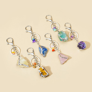Vente en gros d'objets artisanaux en cristal, porte-clés en <span class=keywords><strong>pierre</strong></span> brute naturelle, charme de sac Reiki, pendentif clé, cadeau - Product Image 1