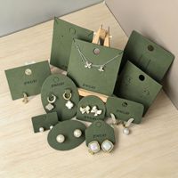 Carte de présentation de bijoux vert forêt avec formes multiples pour l'emballage de boucles d'oreilles et de colliers de luxe