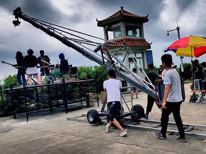 Grúa giratoria de cámara pesada para rodaje de películas, utiliza <span class=keywords><strong>4</strong></span> ruedas con patas de nivelación. - Product Image 6