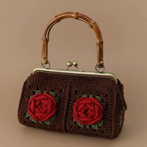 Sac à main en coton crocheté fait main, tendance, avec décoration rose, idéal pour la Saint-Valentin des femmes - Product Image 3