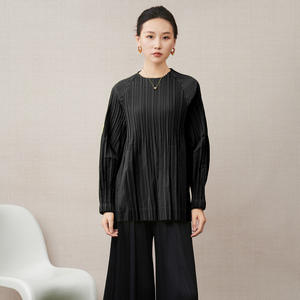 Manteau plissé fin et respirant de style coréen pour femme, col montant texturé élégant, manches à revers, vente en gros de vêtements en vrac - Product Image 3