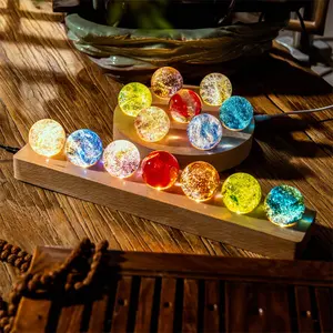 Nouvelle arrivée boule de cristal glaçure colorée sphère de quartz avec base LED en bois veilleuse de charge USB pour la décoration intérieure