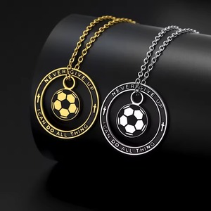 Collana con Ciondolo Placcato Oro con Versetto Biblico 'Non Arrendersi Mai', Regalo Cristiano per Appassionati di Calcio e Basket, in Acciaio Inossidabile, Stile Hip Hop, per Uomo - Product Image 2