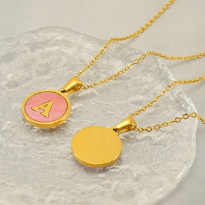 Nouveau collier tendance en acier inoxydable électroplaqué avec 26 lettres, pendentif rose classique et élégant pour femmes - Product Image 3