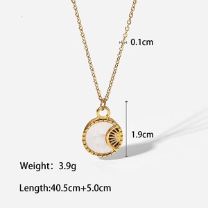 Collana con ciondolo rotondo a forma di luna con conchiglia bianca e catena in acciaio inossidabile placcato oro 18 carati minimalista di lusso per le donne - Product Image 2