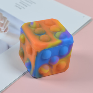 Nouveau jouet anti-stress 3D Squishy Dice Push Pop Ball pour garçons et filles de 5 à 7 ans - Product Image 3