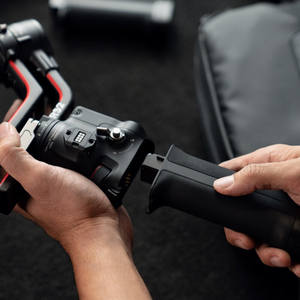 Empuñadura de Batería Ronin BG30 - Accesorio Oficial Compatible con Estabilizadores de Gimbal <span class=keywords><strong>DJI</strong></span> <span class=keywords><strong>RS3</strong></span> <span class=keywords><strong>Pro</strong></span> y RS2 - Product Image 3