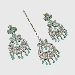 Juego de Joyería de Moda Jewelemarket, Aretes Colgantes con Piedras Austriacas Plateadas en Verde Menta y Maangtikka - Product Image 2