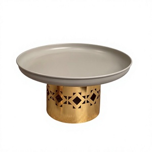 Plateau de service moderne en métal, finition beige avec base géométrique dorée découpée, idéal pour gâteaux et fruits - Product Image 6