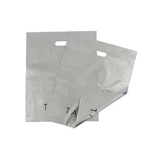 Individuelle Logo-Plastikeinkaufstasche Wiederverwendbare Tragetasche mit Gestanztem Griff und Flachem Boden für Damenmode-Geschäfte - Product Image 3