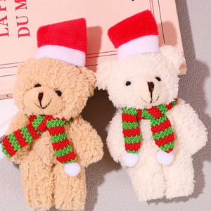 ตุ๊กตาหมีคริสต์มาสพร้อมผ้าพันคอและหมวก พวงกุญแจ ของเล่นตุ๊กตาขนาด 4 นิ้ว ของเล่นสัตว์นุ่มนิ่ม สำหรับตู้คีบตุ๊กตาในร้านค้า - Product Image 1