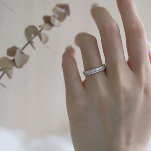 Anillo de Compromiso Dylam con Diamantes para Ella, Anillo de Boda Hecho a Mano en Plata con Iniciales Personalizadas para Parejas - Product Image 3