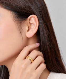 Anillo geométrico en tono dorado con banda ancha y detalles de piedras transparentes espaciadas, joyería de diseño. - Product Image 5
