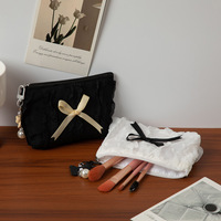 Pochette de maquillage personnalisée style coréen froissé avec nœud mignon, mini porte-monnaie, pochette cosmétique en dentelle douce pour fille avec pendentif perle
