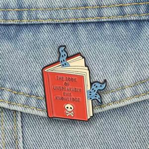 Joyería al por mayor personalizada: Broche de esmalte gótico punk con diseño de libro del conocimiento maligno, de aleación de zinc, chapado en níquel negro, con tentáculo de amor y terror - Product Image 3