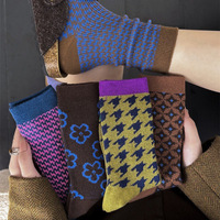 Chaussettes mi-mollet pour femme, motif pied-de-poule vintage, rayures géométriques, tons Maillard, design unique, style décontracté, automne-hiver