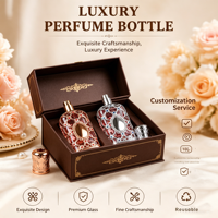 Flacon de parfum décoratif orné avec finition en treillis doré et argenté, accents de bijoux colorés et capuchon assorti