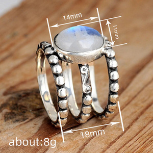 Anello Retrò Maillard con Perline per Donne, Accessorio da Dito a Tre Strati con Accenti Rotondi in Stile Vintage - Product Image 4