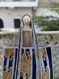 Bolso tote acolchado de terciopelo con estampado de tigre, hecho a mano, estilo hippie, bolso de hombro para compras y viajes para mujer - Product Image 5