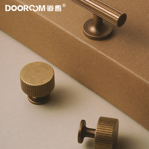 DOOROOM Pomello per Mobili in Ottone Massiccio Bestseller, Maniglia a T Deluxe con Strisce Dorate per Cassetti e Armadi - Product Image 3