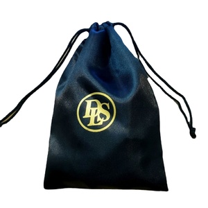 Sacs en tissu satiné noir, doux, avec logo imprimé, sac en soie à cordon, pochette d'emballage cosmétique, personnalisation - Product Image 1