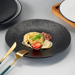Platos de plástico con diseño de textura de piedra, platos de melamina irrompibles, placas de cargador redondas negras mate para restaurante