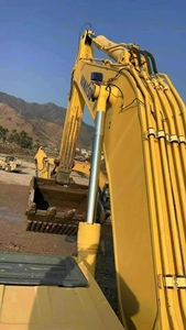 รถขุดมือสอง Komatsu Pc460LC 46 ตัน เครื่องยนต์ 257 กิโลวัตต์ ระบบ PLC เกียร์ไฮดรอลิก ปั๊มไฮดรอลิก ประสิทธิภาพดีที่สุด ขาย - Product Image 4