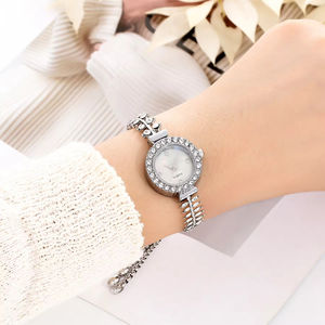 Montre à quartz ronde pour femme à la mode avec petit cadran et bracelet réglable Montre en strass - Product Image 2