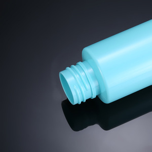 Flacon de voyage en plastique bleu 80 ml avec bouchon à clapet pour usage cosmétique visage - Product Image 2