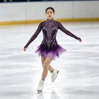Robe de patinage artistique à col haut et manches longues, dégradé bleu et blanc avec strass, en tissu mesh pour compétition et spectacle sur glace (adultes et enfants)