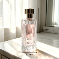 Flacon de parfum élégant en verre strié de 100 ml, fond épais, bouchon en métal doré, couleur personnalisée et étiquette en métal, emballage de luxe à vendre