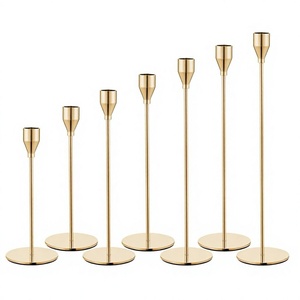 Ensemble de 7 bougeoirs coniques dorés de hauteurs variées, en métal, pour centre de table de mariage - Product Image 1