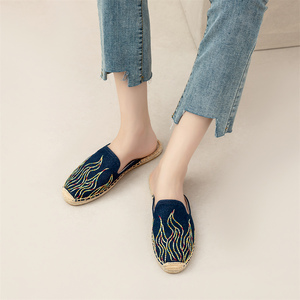 Nouvelle Arrivée Mules Espadrilles Femme en Denim Bleu Marine Brodé à Bout Fermé, Semelle en Jute, Chaussures Décontractées d'Été avec Broderie Flamme - Product Image 3