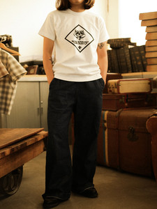 T-shirt Unisex ODM Vintage Anni '50 in Cotone 100% Traspirante, a Maniche Corte, con Collo a Barilotto, Stampa Monocromatica Serigrafata con Motivo - Product Image 1
