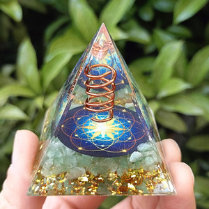 Pyramide en résine époxy avec galets de cristal, ornement de bureau artisanal, 5 cm, vert aventurine transparent, fleur bleue, décoration florale, cadeau - Product Image 2