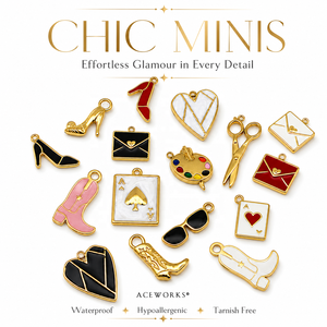 ชิค มินิส์ |   จี้เคลือบสีทอง 18K PVD บนสแตนเลสสตีล |   รองเท้าส้นสูง, รองเท้าบูทคาวบอย, แว่นกันแดด, กระเป๋าถือ และพาเลท - Product Image 1